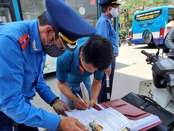 Thanh tra giao thông xử lý taxi che biển trước cổng bệnh viện Bạch Mai