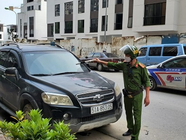 Biển cấm chưa có hiệu lực: Xe đỗ tràn lan trong ngõ Dâu 