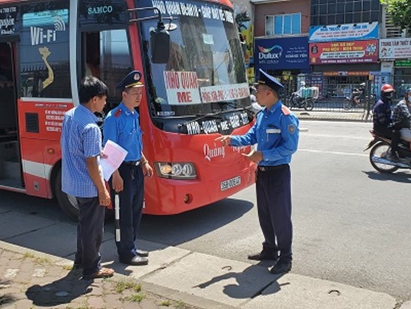 Ra quân kiểm tra xe khách, xe hợp đồng khu vực quận Hoàng  Mai 