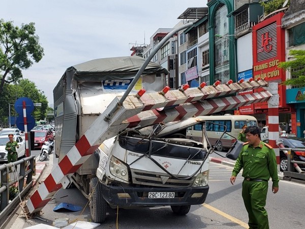 Xe tải đâm sập barie cầu vượt Thái Hà, tài xế may mắn thoát chết