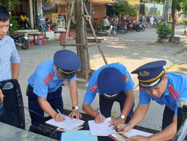 Long Biên: Phạt hàng trăm xe dừng đỗ sai quy định