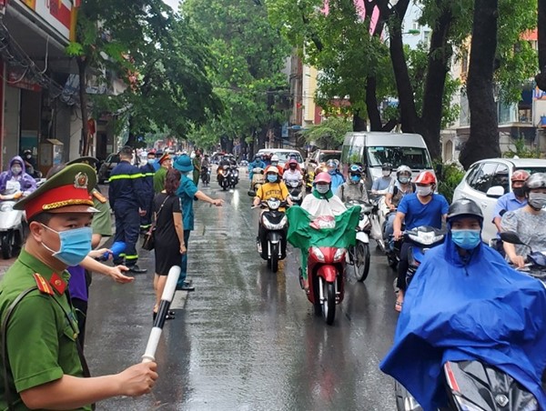 Hà Nội: Cảnh sát đội mưa phân luồng cho sỹ tử vào trường thi