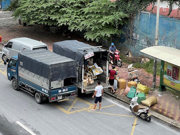 Tấp nập bến “cóc” xe tải trên đường Phạm Hùng giữa những ngày giãn cách xã hội