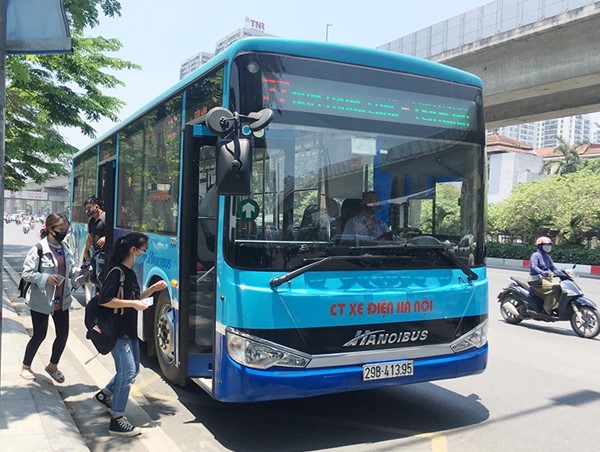 Người dân Hà Nội chật vật vì thiếu xe buýt