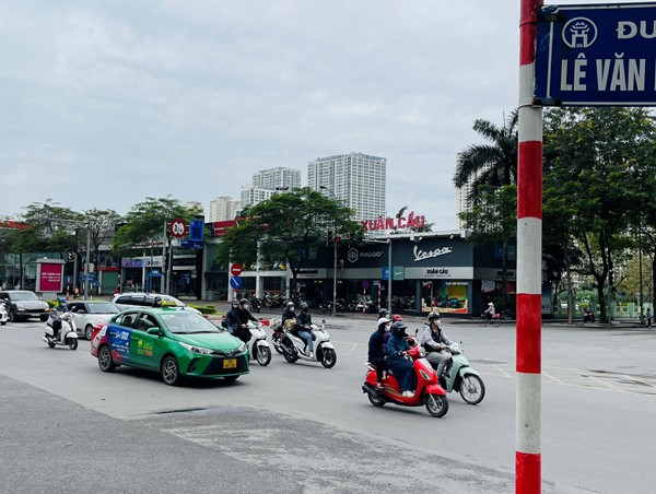 Bỏ biển cấm xe taxi, xe hợp đồng dưới 9 chỗ trên 9/11 tuyến phố