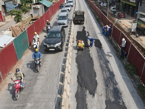 Mặt đường Âu Cơ được sửa chữa