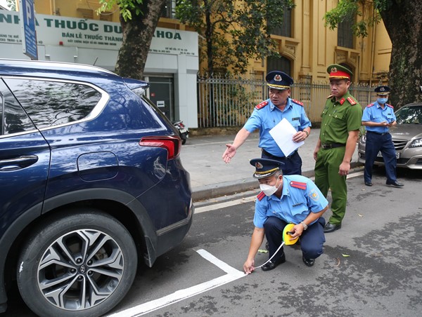 Hà Nội: Thanh tra giao thông xử lý 557 vụ vi phạm hè đường