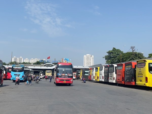 Bến xe vắng hoe trong ngày đầu nghỉ lễ