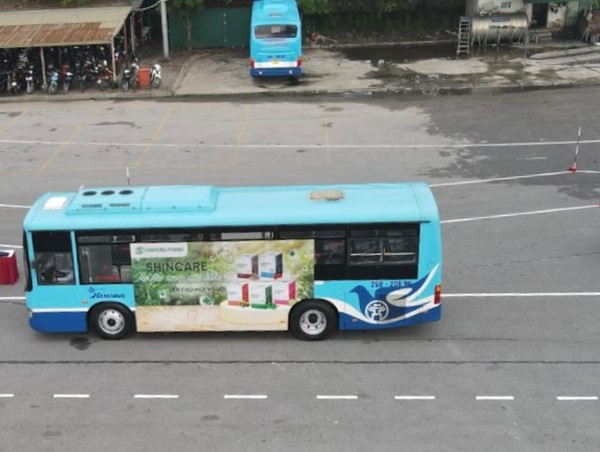 Lái xe buýt thi dừng êm, đỗ gọn