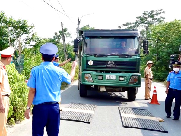 Hà Nội: Đề xuất rà soát, thu hồi phù hiệu xe kinh doanh vận tải