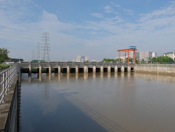 Cấm đường qua trạm bơm tiêu Săn huyện Thạch Thất