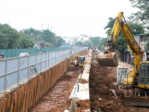 ẢNH: Dự án mở rộng đường Âu Cơ: Trở lại sau kỳ nghỉ chống lũ