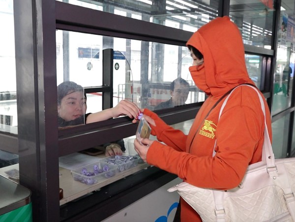 Người dân Hà Nội dần làm quen với vé xe buýt liên thông