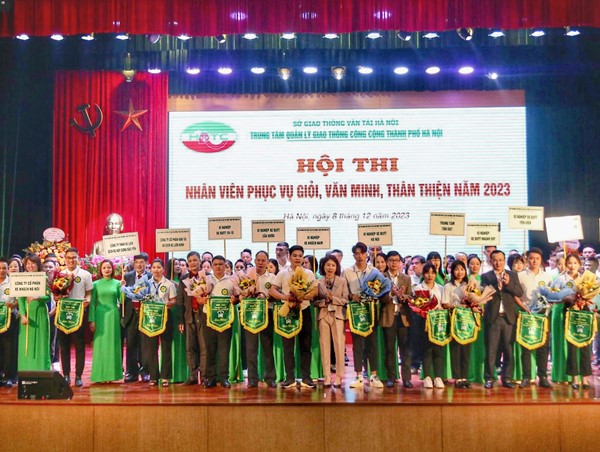 Nhân viên bán vé xe buýt đua tranh giải vàng