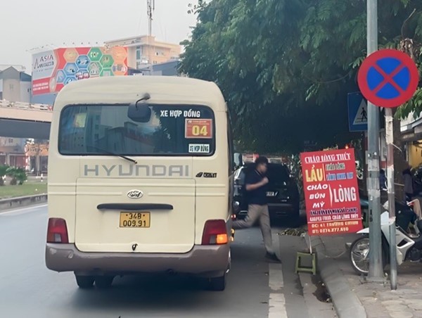 CLIP: Xe dịch vụ phá luật, gây ùn tắc giao thông khắp nơi
