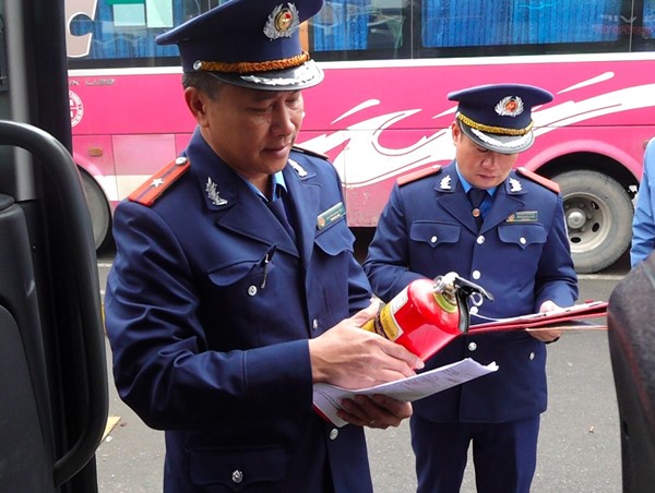 Hà Nội: Siết chặt kiểm tra xe khách dịp cận Tết