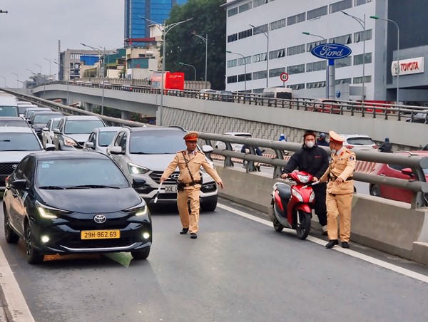 Người dân liều lĩnh đi xe máy lên Vành đai 2 trên cao