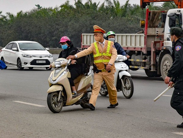 Xử phạt xe máy bất chấp đi vào làn cao tốc Đại lộ Thăng Long
