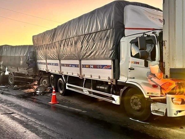 4 xe tải tông nhau trên cao tốc Vĩnh Hảo - Phan Thiết, một tài xế tử vong