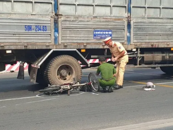 Tai nạn giao thông mới nhất 6/3/2024: Sang đường vào trường, nữ sinh bị xe tải đâm