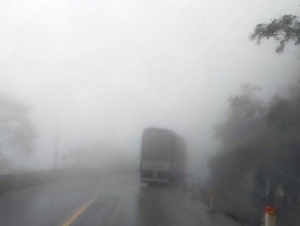 Sương mù bao phủ đường lên cửa khẩu Cầu Treo