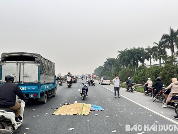 Tai nạn giao thông mới nhất 8/3/2024: Xe khách nát đầu sau va chạm với xe tải