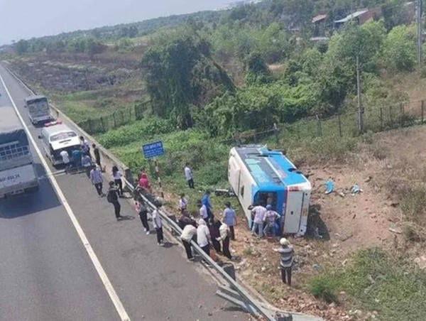 Xe khách phơi bụng trên cao tốc, nhiều hành khách nhập viện cấp cứu