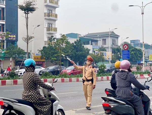 Thúc đẩy ý thức người dân đi trên các cây cầu dẫn vào nội đô