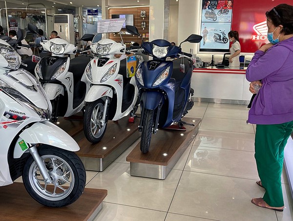 Xe máy đồng loạt giảm giá vẫn ế