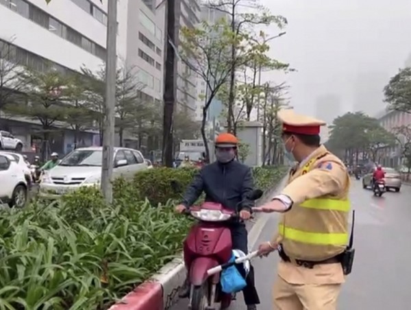 CSGT Hà Nội tăng cường xử lý xe máy đi ngược chiều, nhiều người quay đầu bỏ chạy