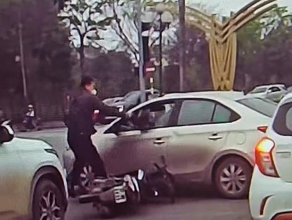 Cán bộ hải quan đập kính ô tô sau va chạm giao thông: đừng để “cả giận mất khôn”!