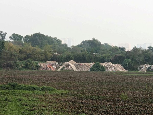 Nam Từ Liêm: Ngang nhiên đổ thải, san lấp thành bãi đỗ ô tô