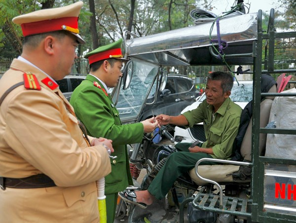 Mạnh tay xử lý xe 3 bánh tự chế, xe giả thương binh