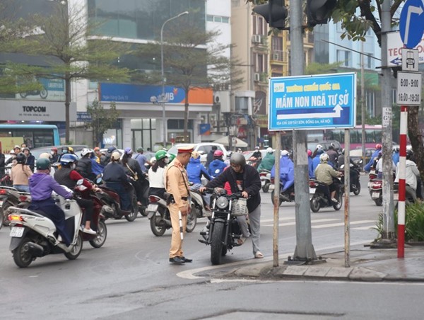 Hàng loạt xe máy đi ngược chiều bị phạt nặng