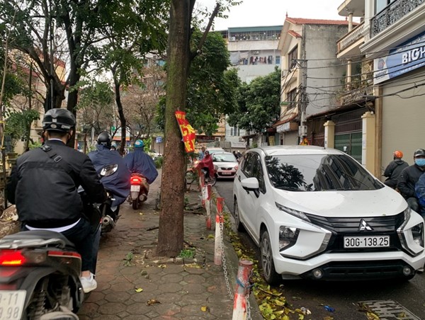 Những chiếc xe đỗ sai quy định trên phố Đại Linh khiến người đi đường bức xúc