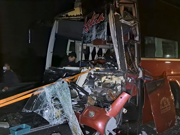 Xe khách đâm đuôi xe đầu kéo trên cao tốc