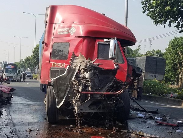 Cách tránh tai nạn khi đi cùng đường xe đầu kéo