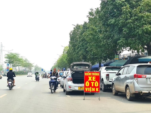 Mất an toàn giao thông từ bãi xe lậu dưới lòng đường