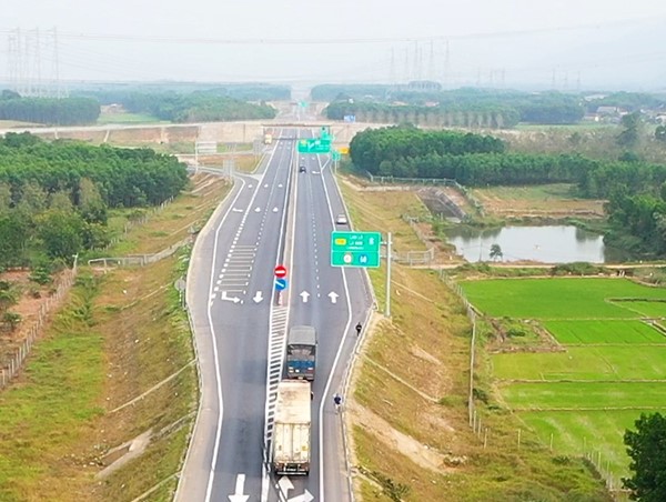 Cấm xe lớn trên cao tốc Cam Lộ - La Sơn: Tìm phương án hài hoà