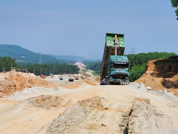 Nỗ lực bàn giao mặt bằng thi công cao tốc Quảng Ngãi- Hoài Nhơn