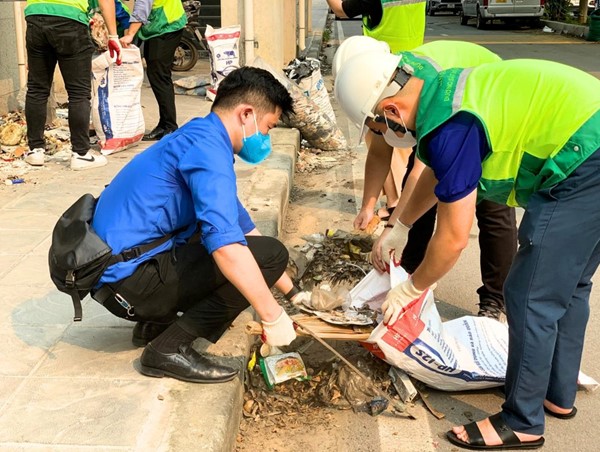 Ra quân dọn rác tại chân các nhà ga tuyến đường sắt Nhổn - ga Hà Nội