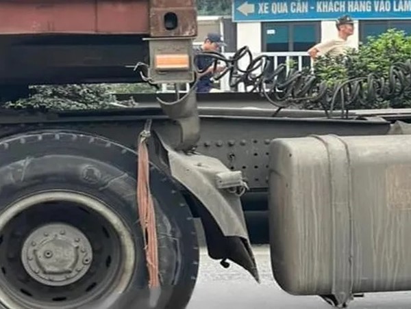 Xe container lấn làn đâm liên hoàn khiến 1 phụ nữ tử vong