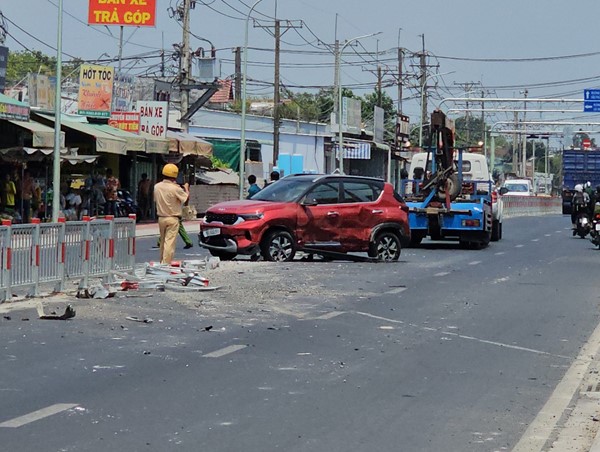 Tai nạn giao thông mới nhất 7/4/2024: xe tải nổ lốp gây tai nạn liên hoàn