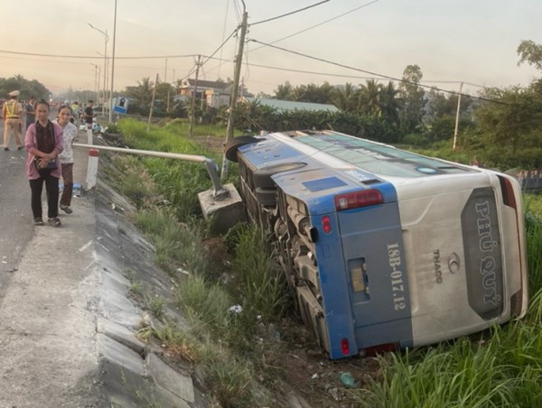 Xe khách lật nghiêng, 22 người may mắn thoát nạn
