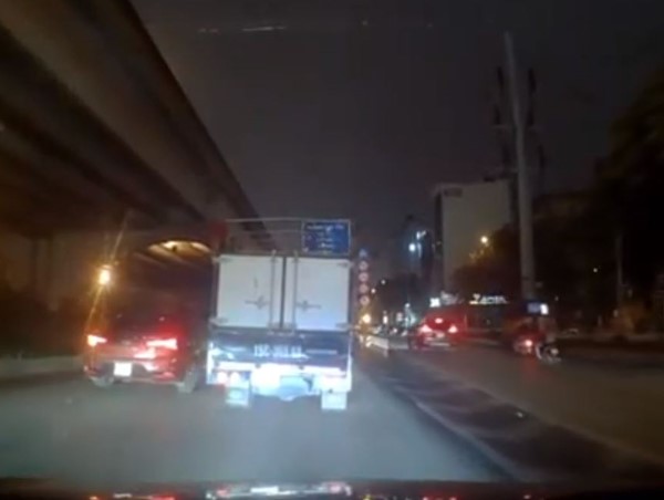 Hai ô tô chèn ép nhau trên đường dẫn lên vành đai 3