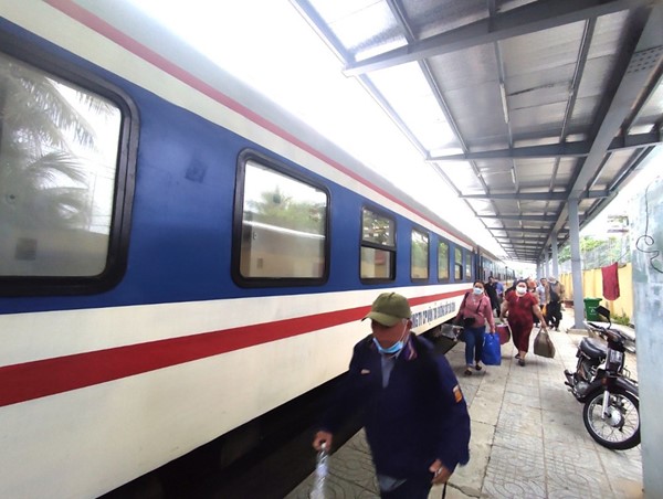 Giá vé tàu, vé xe đi các tỉnh dịp nghỉ lễ 30/4 -1/5 bắt đầu "nóng"