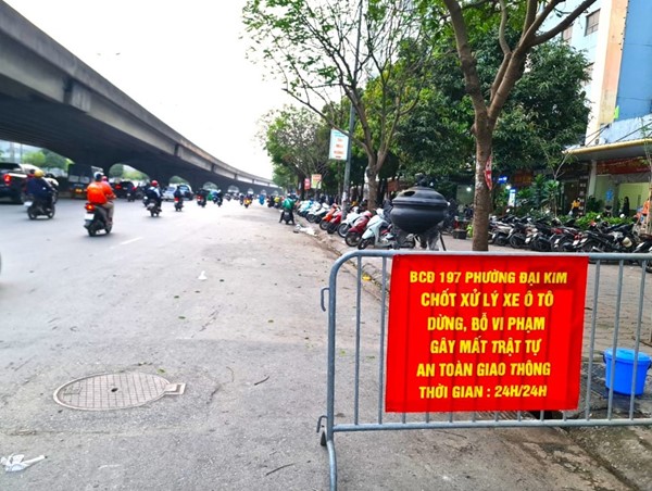 Lập chốt ngăn người dân để xe trái phép dưới lòng đường