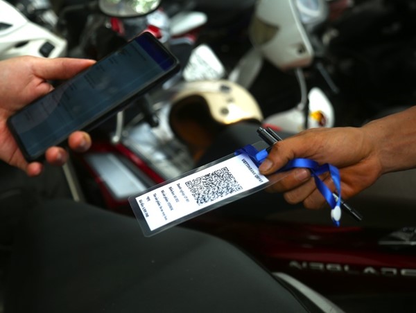 Hà Nội chính thức áp dụng thí điểm trông giữ xe không dùng tiền mặt tại 7 điểm