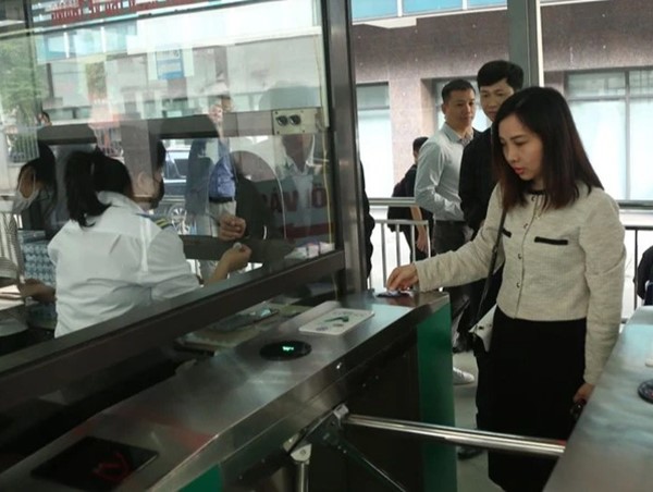 Thẻ vé xe buýt điện tử bước đầu phát huy tác dụng