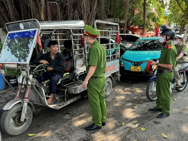 Cầu Giấy ra quân xử lý xe tự chế vi phạm luật giao thông